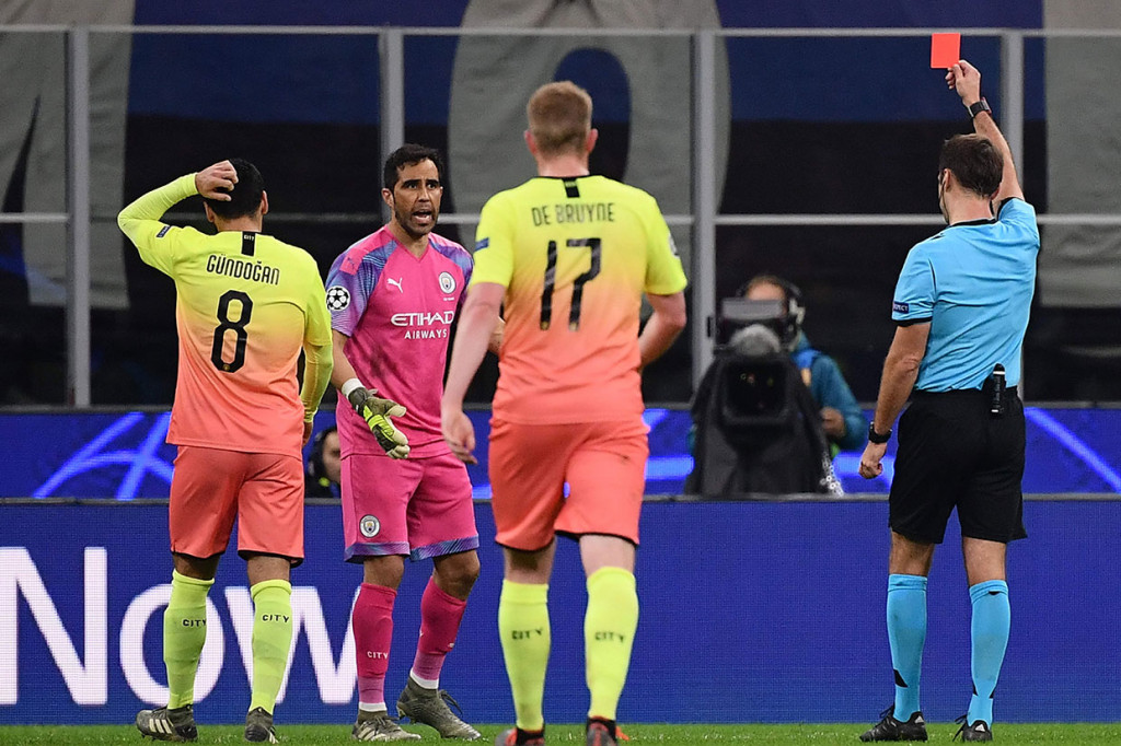 Petaka bagi City setelah Bravo mendapat kartu merah langsung dari wasit akibat melanggar Josip Ilicic. 10 menit terakhir tim tamu harus bermain dengan 10 orang.