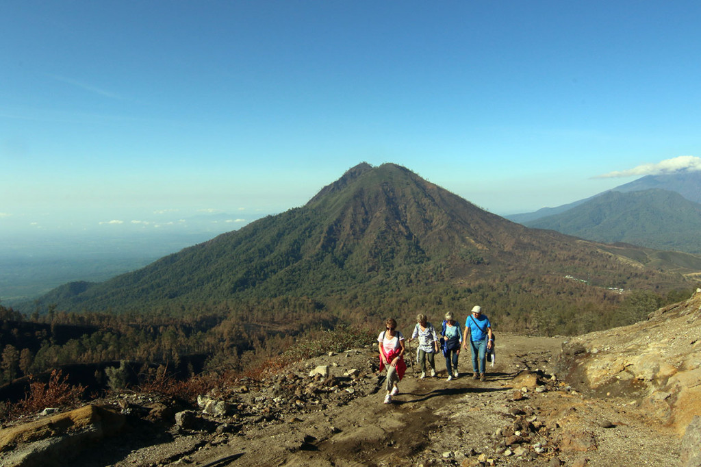Pendakian Gunung Ijen yang sebelumnya ditutup selama 18 hari akibat kebakaran hutan, mulai 7 November 2019 telah resmi dibuka kembali. 
