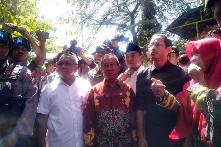 Menteri Pendidikan dan Kebudayaan Nadiem Anwar Makarim mengecek langsung ambruknya atap bangunan ruang kelas di SDN Gentong, Kecamatan Gadingrejo, Pasuruan, Jawa Timur, Kamis, 7 November 2019.