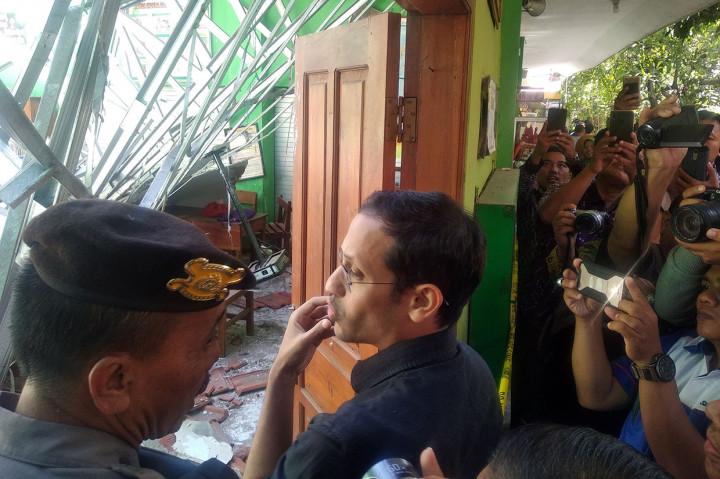 Nadiem tiba pukul 13.30 WIB. Didampingi sejumlah pejabat, ia langsung melakukan pemeriksaan sejumlah ruang kelas SDN Gentong yang ambruk. Keempat ruang kelas yang ambruk di antaranya, kelas 2A, 2B, 5A, dan 5 B.
