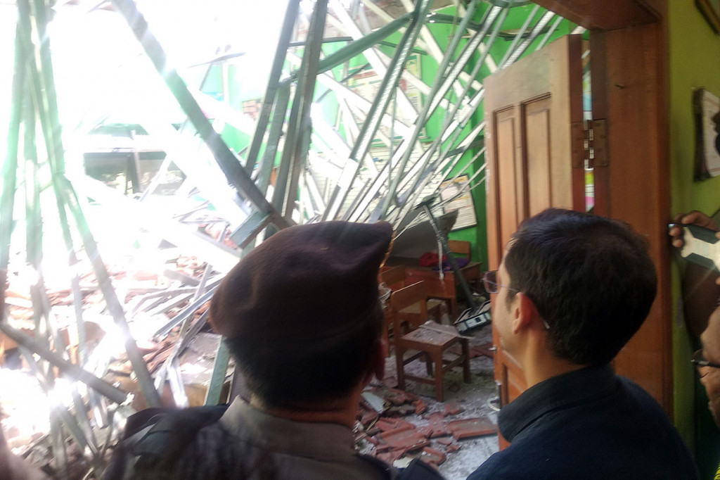 Saat di lokasi, Nadiem lebih banyak mendengar keterangan dari kepala sekolah, terutama berkaitan dengan insiden ambruknya ruang kelas yang terkesan tiba-tiba.  Usai melihat sejumlah lokasi, Nadiem langsung menuju ruang sekretariat dan melakukan rapat bersama sejumlah guru, pejabat Pemkot, DPRD, dan sejumlah pejabat kementerian.
