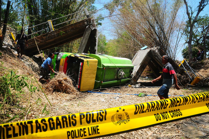 Warga menyaksikan truk yang jatuh ke sungai akibat jembatan roboh di Dusun Canden, Desa Jambangan, Geyer, Grobogan, Jawa Tengah, Kamis, 7 November 2019.
