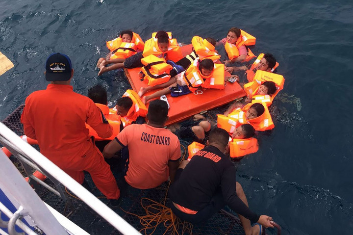 Otoritas Filipina tengah melancarkan operasi penyelamatan setelah sebuah feri dengan setidaknya 60 orang di dalamnya terbalik dan tenggelam di laut lepas. Manifes di Filipina seringkali tidak sesuai dengan kapasitas penumpang, dan seringkali melebihi hitungan resmi.