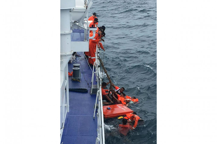 Tim SAR telah menyelamatkan sedikitnya 59 kru dan penumpang, sementara tiga lainnya berenang ke pantai setelah kapal yang mereka tumpangi terbalik kemudian tenggelam.