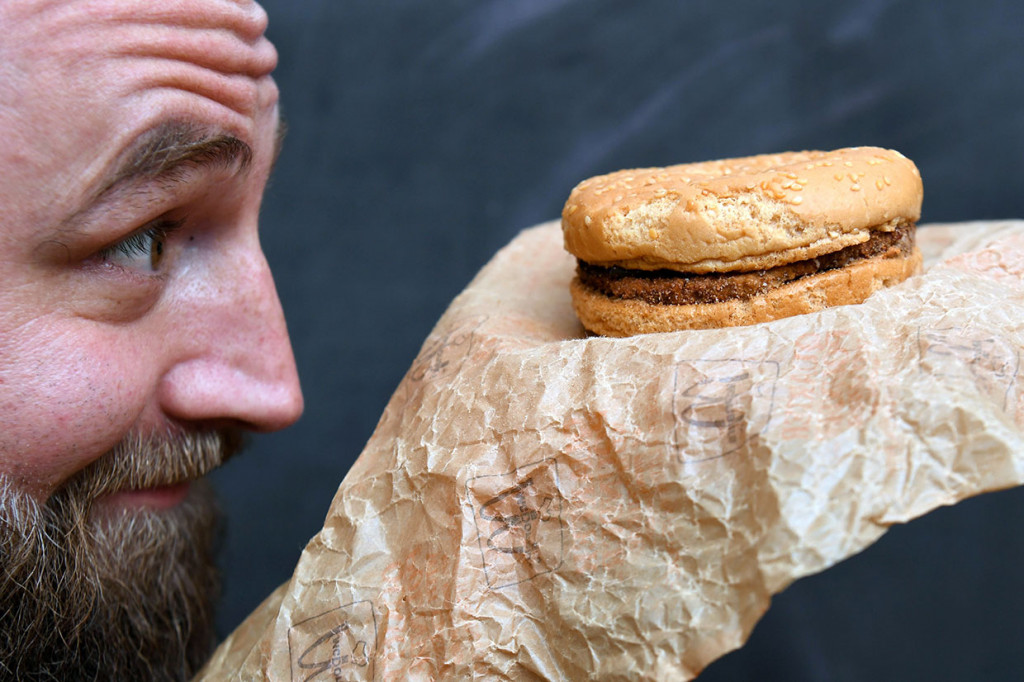 Casey Dean memperlihatkan burger McDonald's yang dibeli pada 1995 dan disimpan di gudang di Australia selama bertahun-tahun. Burger tersebut ditemukan lagi pada 2015 dan tidak pernah membusuk.