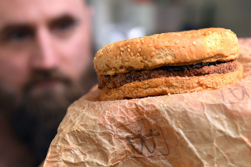 Burger quarter pounder tersebut dibeli oleh dua orang sahabat Casey Dean dan Eduard Nitz pada 1995 silam. Dengan satu burger tersisa, seorang teman yang hendak berkunjung meminta mereka menyimpan bagiannya sampai ia kembali. 