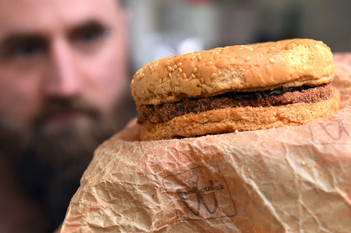 Burger quarter pounder tersebut dibeli oleh dua orang sahabat Casey Dean dan Eduard Nitz pada 1995 silam. Dengan satu burger tersisa, seorang teman yang hendak berkunjung meminta mereka menyimpan bagiannya sampai ia kembali. 