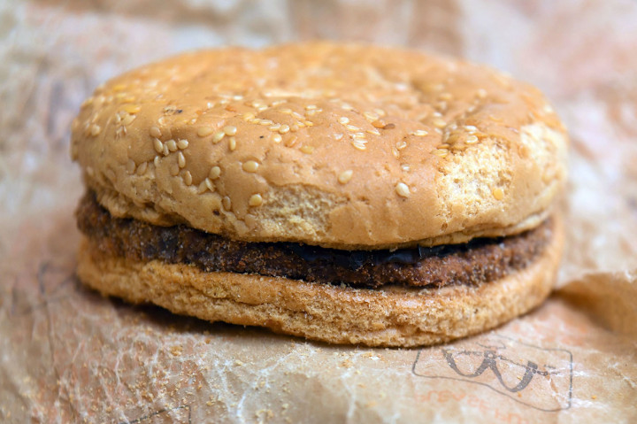 Burger itu kemudian ditemukan pada 2015 lalu, di belakang gudang saudara perempuan Nits. Burger itu masih tampak sama persis seperti 20 tahun lalu. 