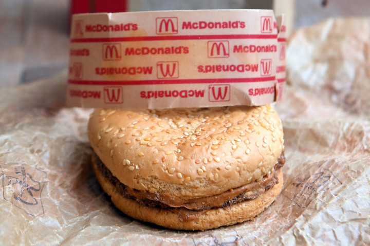 Meskipun burger tersebut telah menyusut sedikit dari ukuran aslinya, bentuknya tetap utuh, dan tidak ada tanda-tanda jamur serta tidak berbau. 