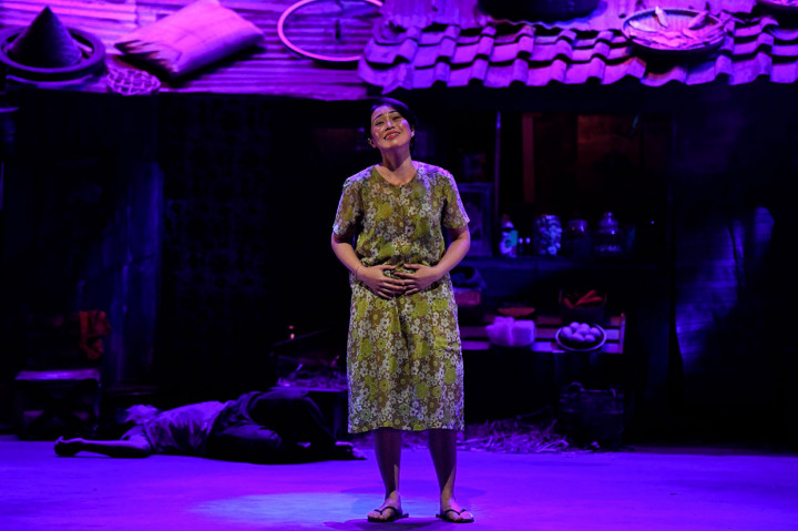 Pemain Teater Koma mementaskan lakon 'J.J Sampah-Sampah Kota' di Graha Bhakti Budya, Taman Ismail Marzuki, Jakarta, Kamis, 7 November 2019.