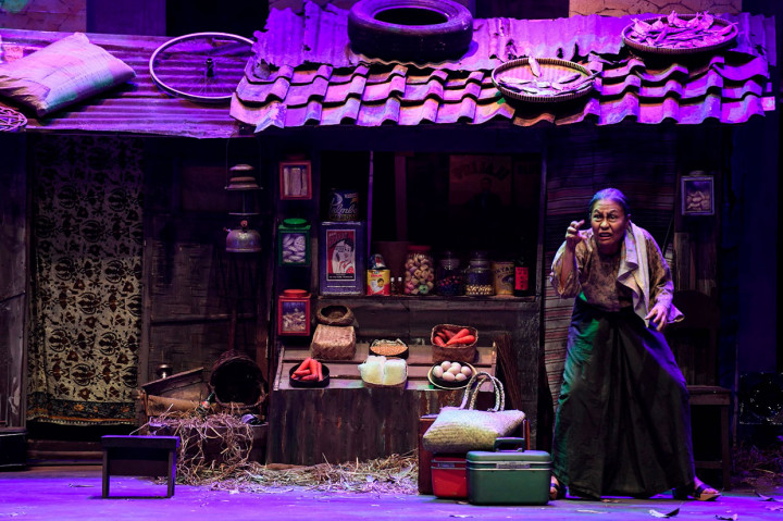 Teater Koma menggambarkan hal tersebut persis dengan keadaan saat ini. Bagaimana orang miskin yang hidupnya serba pas-pasan masih harus tertimpa kemalangan yang bertubi-tubi, susahnya mencari keadilan hingga penguasa yang melakukan korupsi.    