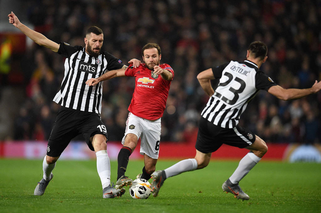 Serangan-serangan MU di awal babak pertama masih mampu diredam barisan pertahanan Partizan Belgrade.