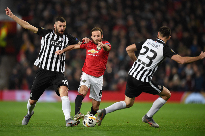 Serangan-serangan MU di awal babak pertama masih mampu diredam barisan pertahanan Partizan Belgrade.