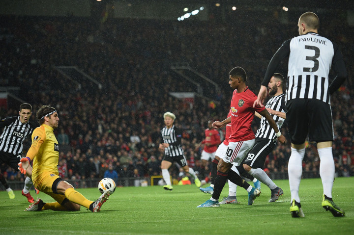 Sementara peluang emas Marcus Rashford berhasil dimentahkan kiper Vladimir Stojkovic.