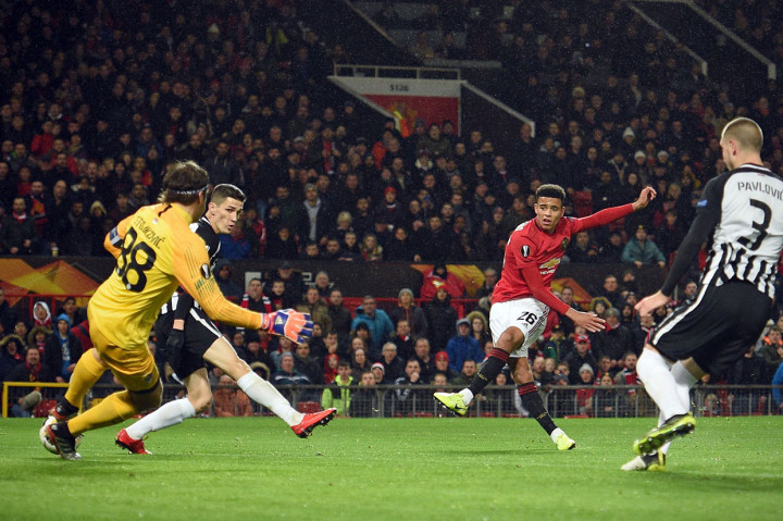 Terus menyerang, MU akhirnya berhasil membobol wakil Serbia tersebut pada menit ke-22. Sepakan pemain remaja berusia 18 tahun Mason Greenwood bersarang di gawang Stojkovic.