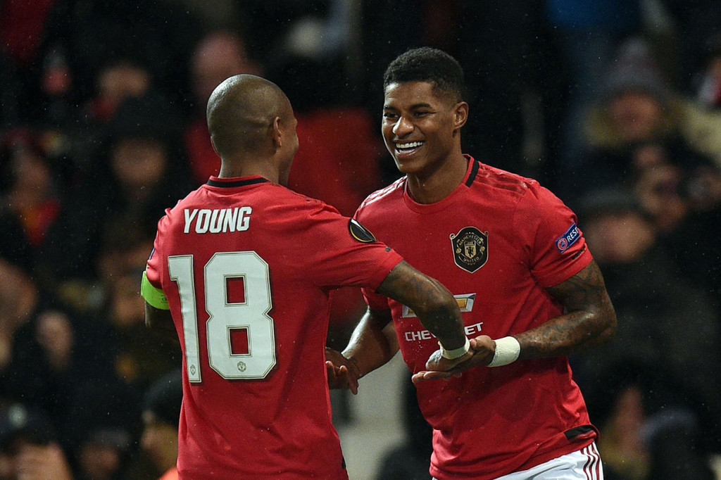 Rasford melakukan selebrasi bersama kapten Ashley Young.