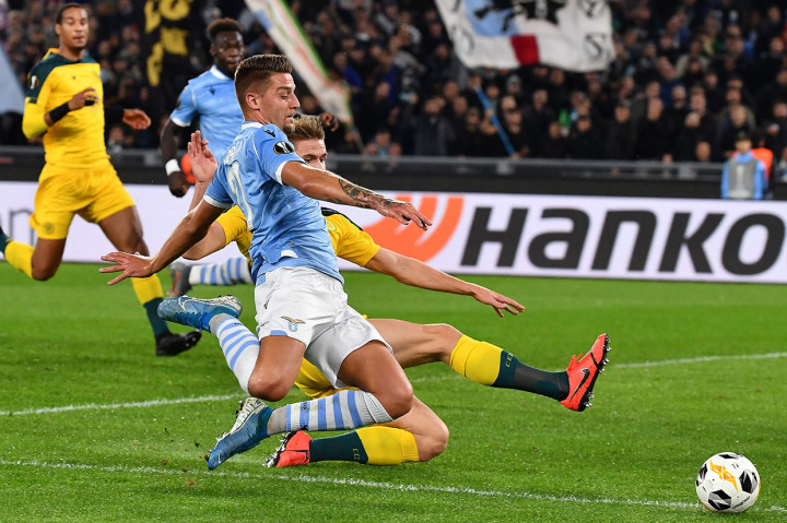 Rapatnya barisan pertahanan Celtic membuat frustrasi para pemain Lazio di awal laga. Beberapa peluang Lazio gagal membuahkan hasil.