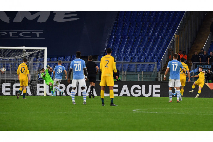 Celtic berhasil menyamakan kedudukan pada menit ke-38 lewat tembakan keras kaki kiri James Forrest. 