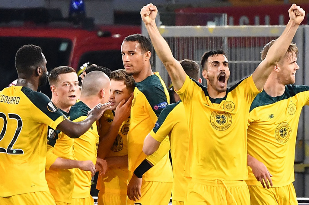 Gol Forrest disambut suka-cita rekan-rekan setimnya. Skor 1-1 bertahan hingga babak pertama usai.