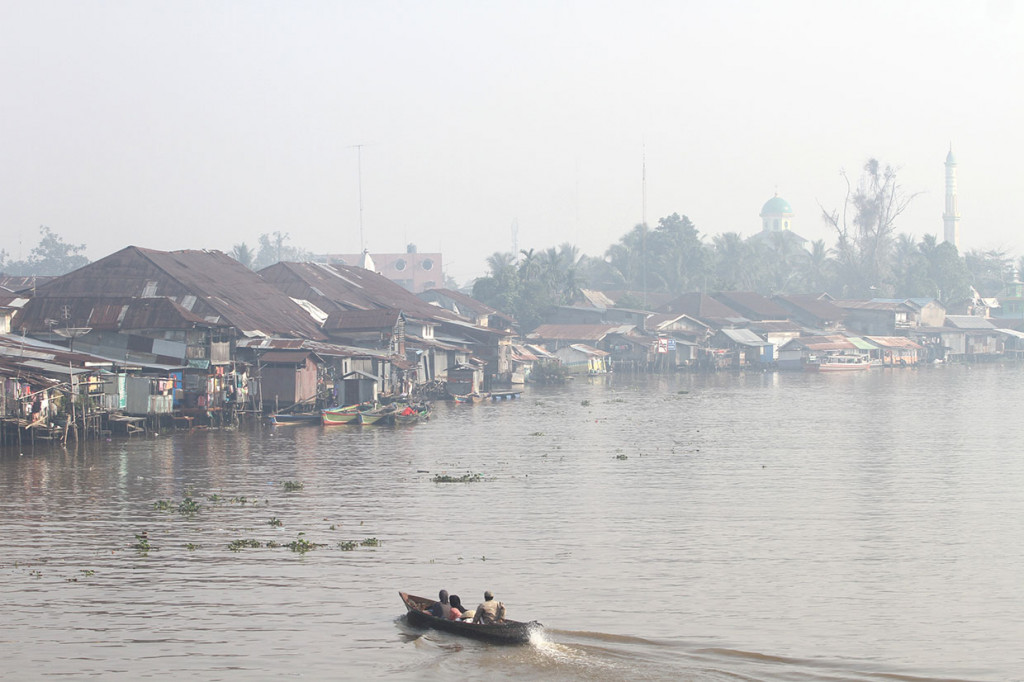 Kebakaran hutan dan lahan (karhutla) yang kembali terjadi di sejumlah daerah di Provinsi Kalsel menimbulkan kabut asap hingga menyelimuti Kota Banjarmasin.