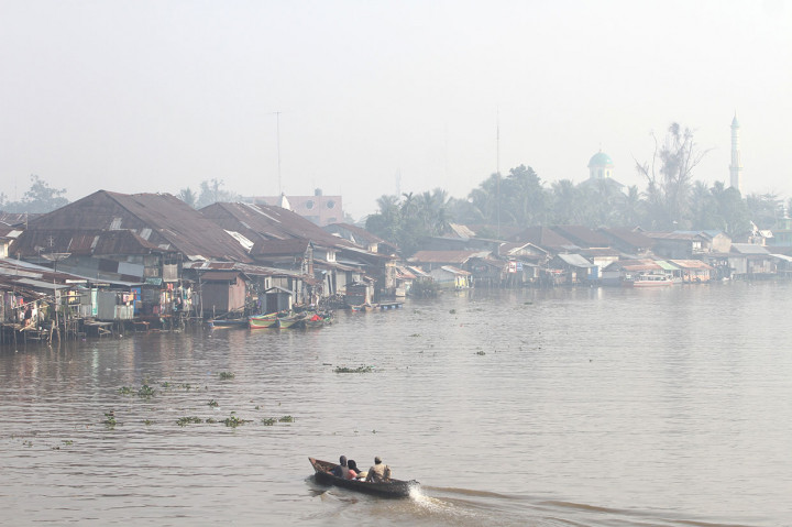 Kebakaran hutan dan lahan (karhutla) yang kembali terjadi di sejumlah daerah di Provinsi Kalsel menimbulkan kabut asap hingga menyelimuti Kota Banjarmasin.