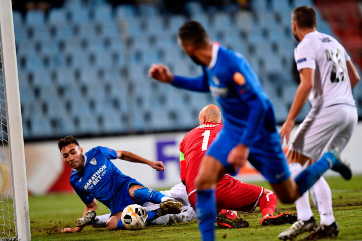 10 menit berselang Munir El Haddadi menggandakan keunggulan Sevilla memanfaatkan kelengahan barisan pertahanan Dudelange.