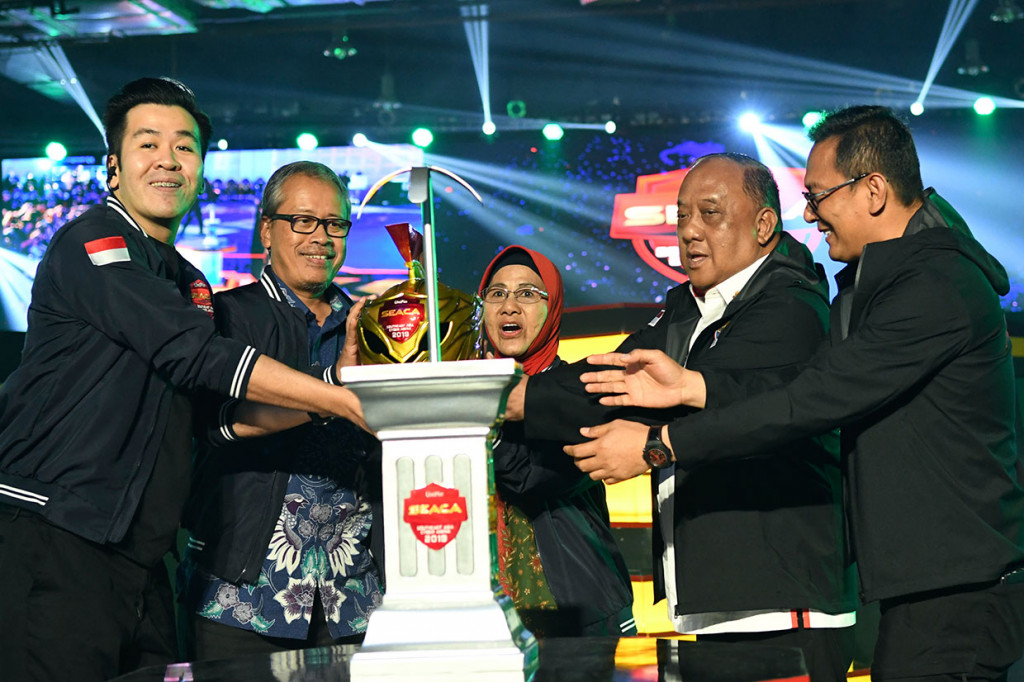 Plt Deputi Bidang Peningkatan Prestasi Olahraga Kemenpora ER Yuni Poerwanti (tengah) bersama Deputi Bidang Pembudayaan Olahraga Raden Isnanta (kedua kiri), Ketua KONI Pusat Marciano Norman (kedua kanan), perwakilan PB eSport Bambang Sunarwibowo (kanan), dan CEO UniPin Ashadi Ang, secara resmi membuka Grand Final UniPin eSport Southeast Asia Cyber Arena (SEACA) 2019 di Jakarta, Jumat, 8 November 2019.