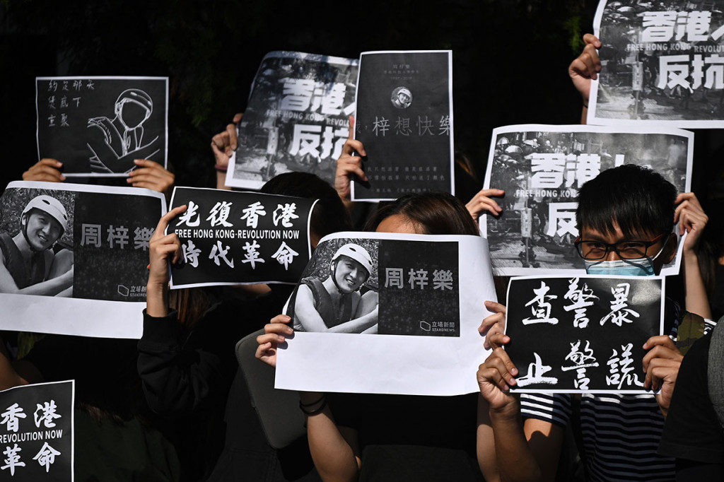 Mahasiswa Hong Kong University of Science and Technology (HKUST), Alex Chow meninggal pada Jumat pagi, setelah ditemukan tak sadarkan diri Senin, 4 November dini hari, saat terjadi bentrokan antara polisi dan pengunjuk rasa antipemerintah.