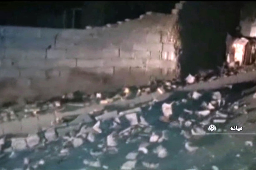 Puing-puing reruntuhan rumah akibat guncangan gempa magnitudo 5,9 terlihat di sebuah desa yang terletak sekitar 120 km tenggara Kota Tabriz, Provinsi Azerbaijan Timur, Iran, Jumat, 8 November 2019.