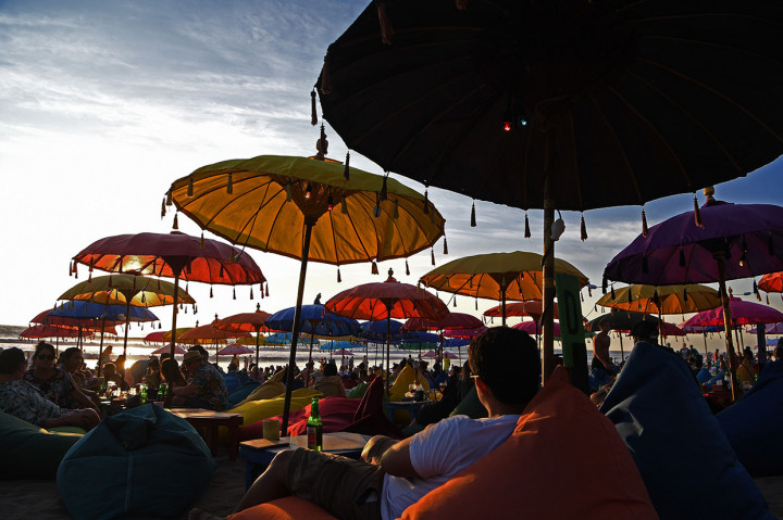 Puluhan wisatawan tengah menikmati matahari terbenam di Pantai Double Six Seminyak, Badung, Bali, Kamis, 7 November 2019.