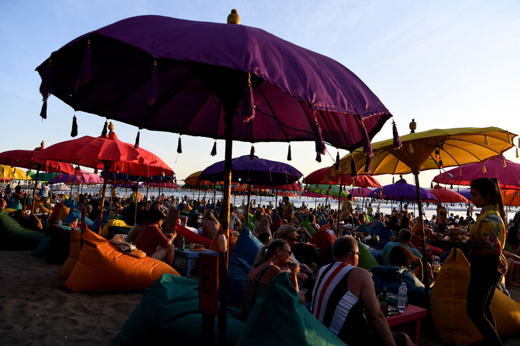 Pantai tersebut merupakan salah satu pantai di Bali yang ramai dikunjungi wisatawan domestik atau pun macanegara untuk menyaksikan matahari terbenam.