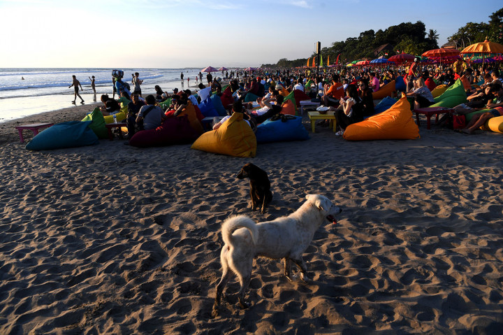 Pantai Double Six menawarkan pemandangan yang indah dengan pasir putih yang terjaga kebersihannya. Pengunjung juga belum sebanyak di Pantai Kuta, sehingga suasananya relatif lebih tenang.