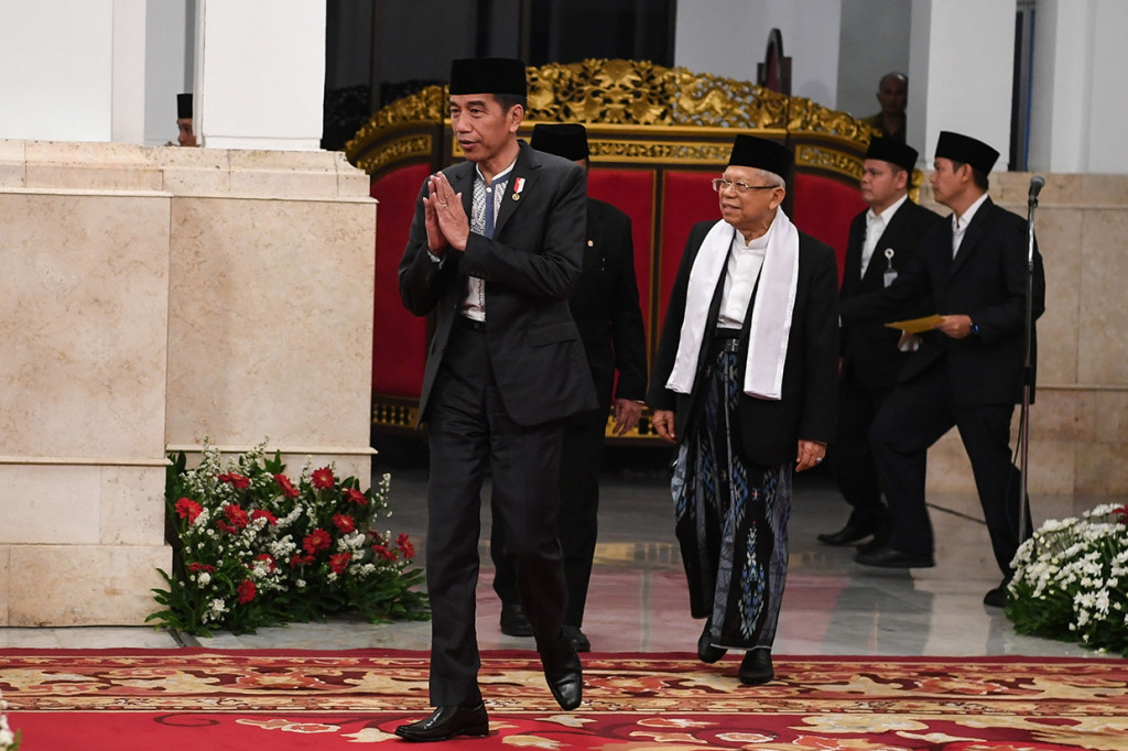 Presiden Joko Widodo (kiri) didampingi Wakil Presiden K.H Ma'ruf Amin memberi salam saat menghadiri peringatan Maulid Nabi Muhammad SAW Tahun 1441 H/2019 M di Istana Negara, Jakarta.
