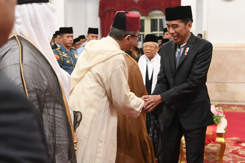 Presiden Joko Widodo (kanan) didampingi Wakil Presiden K.H Ma'ruf Amin (kedua kanan) menyalami duta besar negara sahabat saat menghadiri peringatan Maulid Nabi Muhammad SAW Tahun 1441 H/2019 M di Istana Negara, Jakarta.
