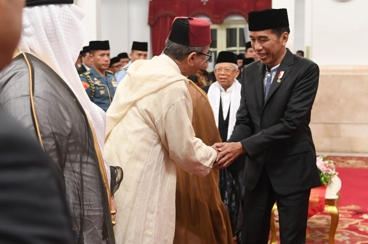 Presiden Joko Widodo (kanan) didampingi Wakil Presiden K.H Ma'ruf Amin (kedua kanan) menyalami duta besar negara sahabat saat menghadiri peringatan Maulid Nabi Muhammad SAW Tahun 1441 H/2019 M di Istana Negara, Jakarta.