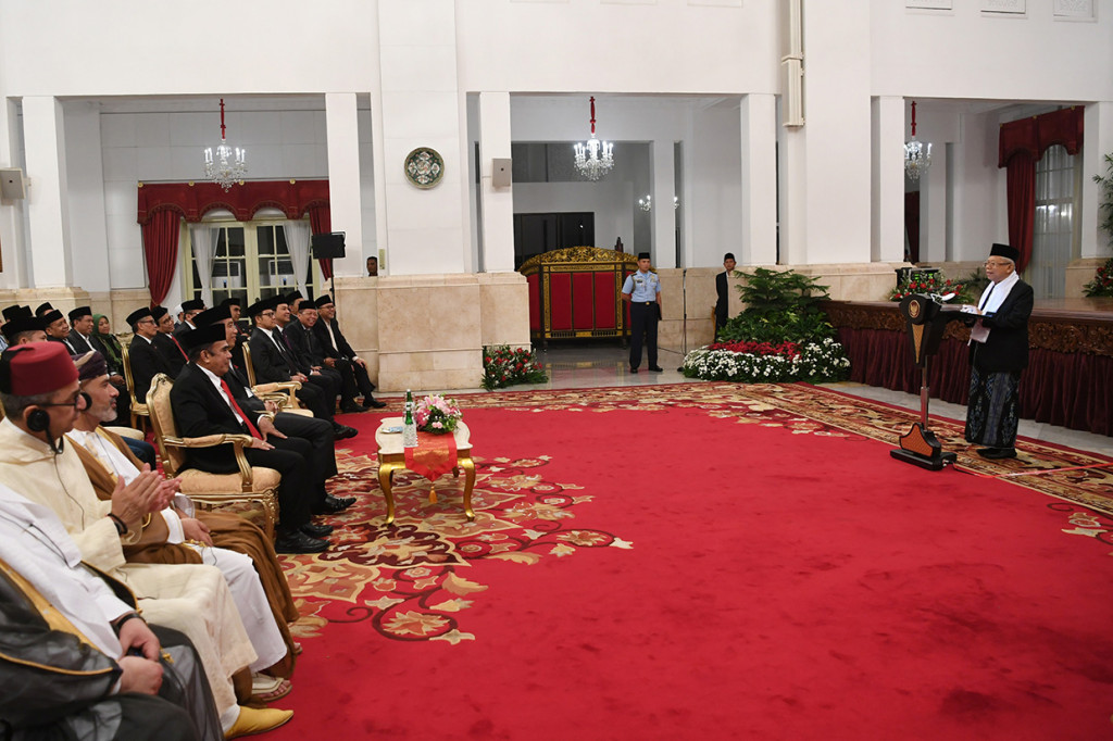 Wakil Presiden K.H Ma'ruf Amin menyampaikan sambutan saat peringatan Maulid Nabi Muhammad SAW di Istana Negara, Jakarta. Dalam sambutannya, Ma'ruf Amin menyampaikan, Nabi Muhammad merupakan tokoh perubahan yang luar biasa. Nabi Muhammad berhasil mengubah masyarakat jahiliyah menjadi masyarakat khairul ummah, umat terbaik terbaik yang lahir untuk manusia.
