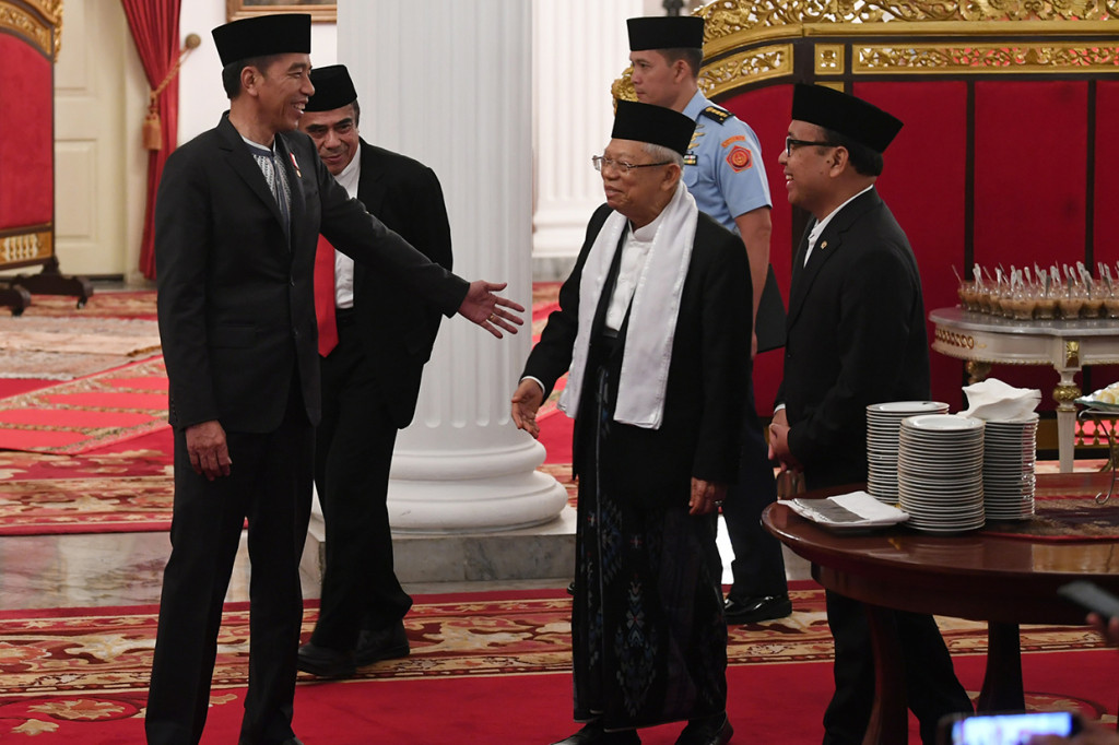 Presiden Joko Widodo (kiri) berbincang dengan Wakil Presiden Ma'ruf Amin (kedua kanan), Menteri Agama Fachrul Razi (kedua kiri) dan Mensesneg Pratikno seusai menghadiri peringatan Maulid Nabi Muhammad SAW Tahun 1441 H/2019 M di Istana Negara, Jakarta.
