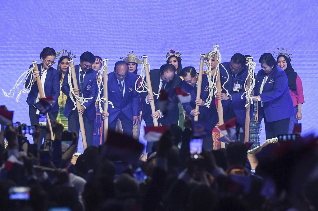 Ketua Umum Partai NasDem Surya Paloh (tengah) bersama Ketua Majelis Tinggi Jan Darmadi (ketiga kanan), Ketua Dewan Pembina Siswono Yudo Husodo (ketiga kiri), Sekjen Johnny G Plate (kedua kanan), Ketua DPP Rachmat Gobel (kedua kanan), Ketua Organizing Committee Amelia Anggraini (kiri) dan anggota Majelis Tinggi Lestari Moerdijat (kanan) memukul alu saat membuka Kongres II Partai NasDem di JIExpo, Jakarta, Jumat. 