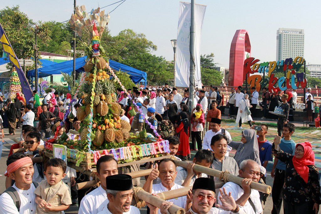 Peserta membawa gunungan makanan dan hasil bumi pada pelaksanaan Kirab Maulid 1441 H di Kampung Berkelir Tangerang, Banten, Jumat, 8 November 2019. Antara Foto/Muhammad Iqbal