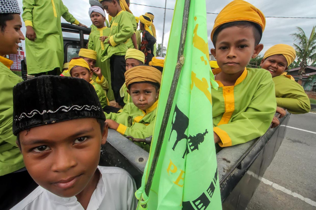 Pawai yang diikuti oleh ratusan murid dan guru Taman Pendidikan Al Quran (TPA) serta warga kampung nelayan tersebut dalam rangka memperingati hari lahirnya Nabi Muhammad SAW. Antara Foto/Moch Asim
