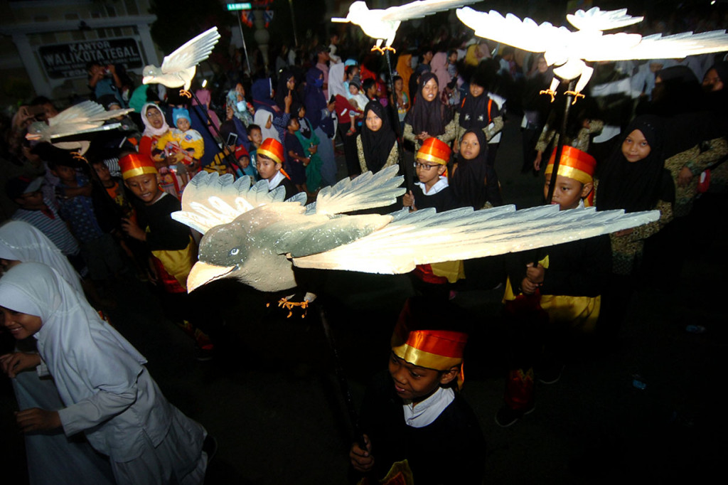 Sejumlah peserta membawa replika burung Garuda saat pawai Rolasan di Tegal, Jawa Tengah, Jumat, 8 November 2019. Antara Foto/Oky Lukmansyah
