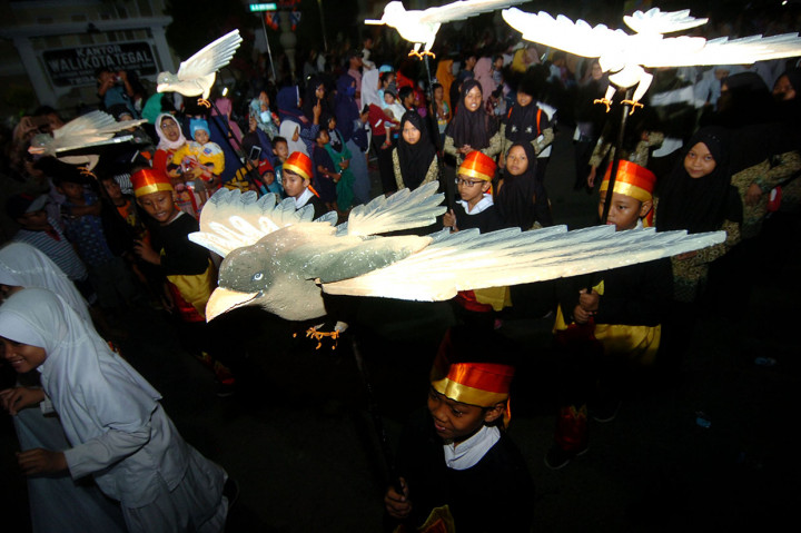 Sejumlah peserta membawa replika burung Garuda saat pawai Rolasan di Tegal, Jawa Tengah, Jumat, 8 November 2019. Antara Foto/Oky Lukmansyah