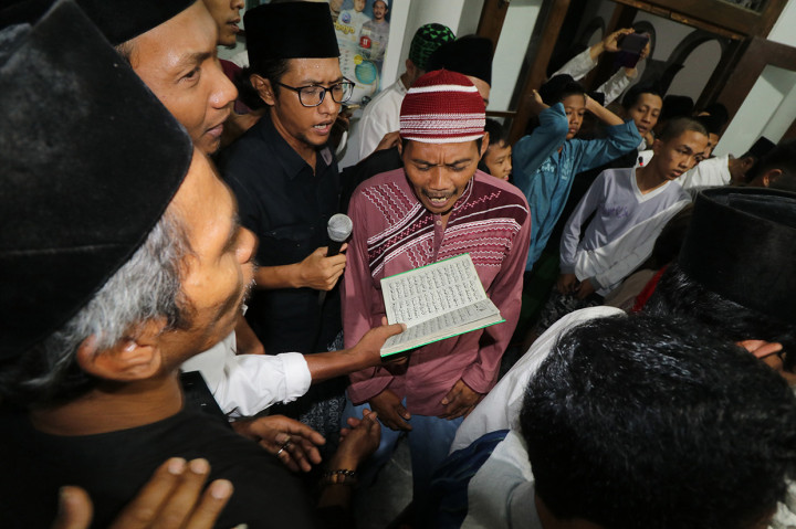 Jamaah membaca sholawat nabi saat tradisi berebut koin di masjid Jami Jamsaren, Kota Kediri, Jawa Timur, Jumat, 8 November 2019. Antara Foto/Prasetia Fauzani