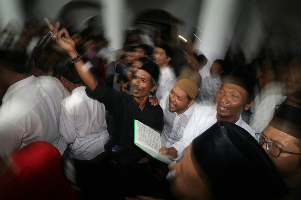 Tradisi pembacaan sholawat nabi yang disertai dengan melempar dan berebut uang logam tersebut guna memperingati Maulid Nabi Muhammad SAW. Antara Foto/Prasetia Fauzani