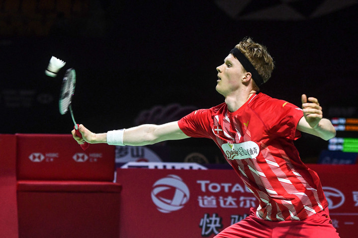 Bertanding di Haixia Olympic Sports Center, China, Jonatan kalah dua gim langsung dengan skor 16-21, 11-21 dalam durasi 46 menit dari Anders Antonsen.