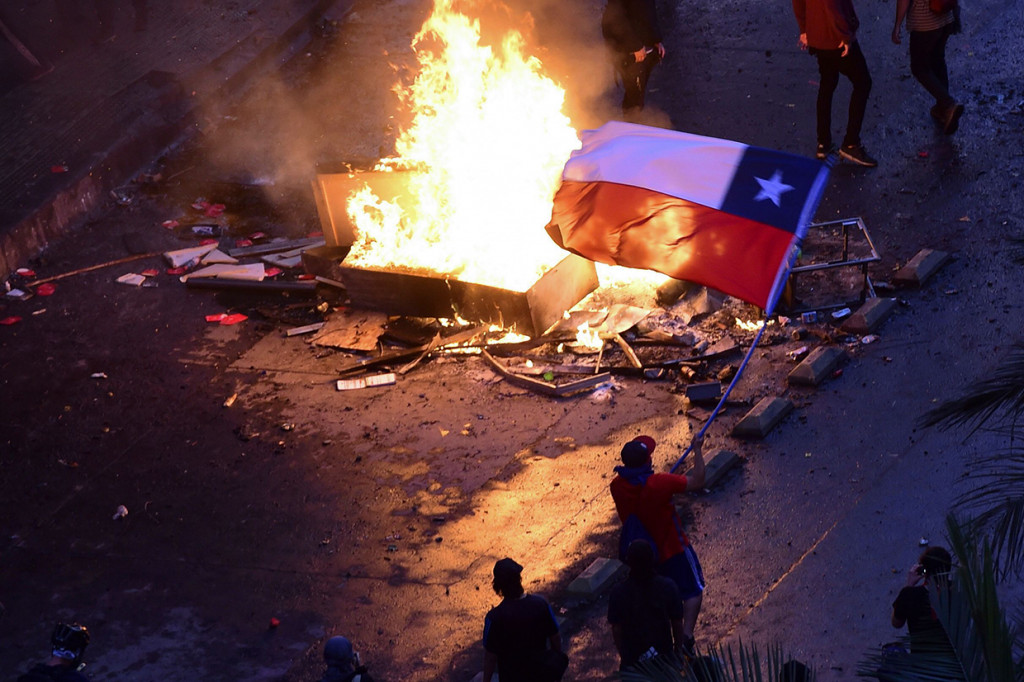 Demonstran Chile melakukan aksi protes kesenjangan sosial dan ekonomi. AFP Photo/Martin Bernetti