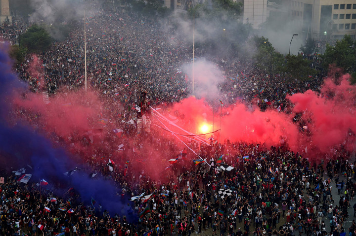 Puluhan ribu demonstran memenuhi area Plaza Italia di Santiago, yang selama beberapa waktu terakhir menjadi ground zero bagi unjuk rasa antipemerintah. AFP Photo/Martin Bernetti