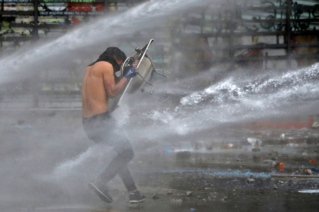 Unjuk rasa yang berujung bentrokan itu dilaporkan telah menewaskan sedikitnya 20 orang sejak digelar pada 18 Oktober lalu. AFP Photo/Javier Torres