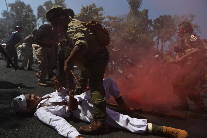 Parade tersebut digelar dalam rangka menyambut Hari Pahlawan.