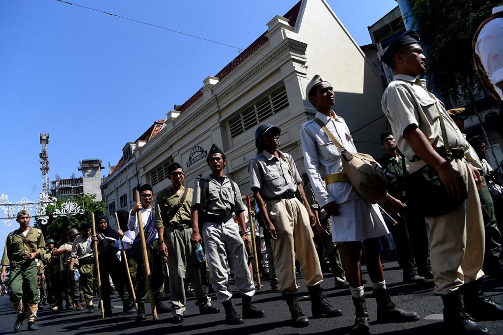 Parede yang diawali dari Tugu Pahlawan hingga berakhir di Taman Bungkul, Kota Surabaya diwarnai beragam teatrikal dengan ribuan peserta.